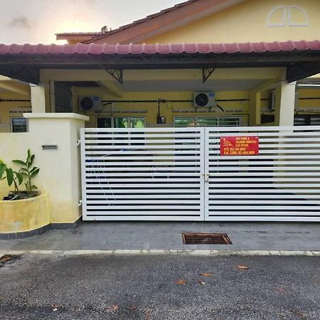 D'Haja 61 Klia Sepang With 3 Airconds & Wifi Villa Banting  Bagian luar foto